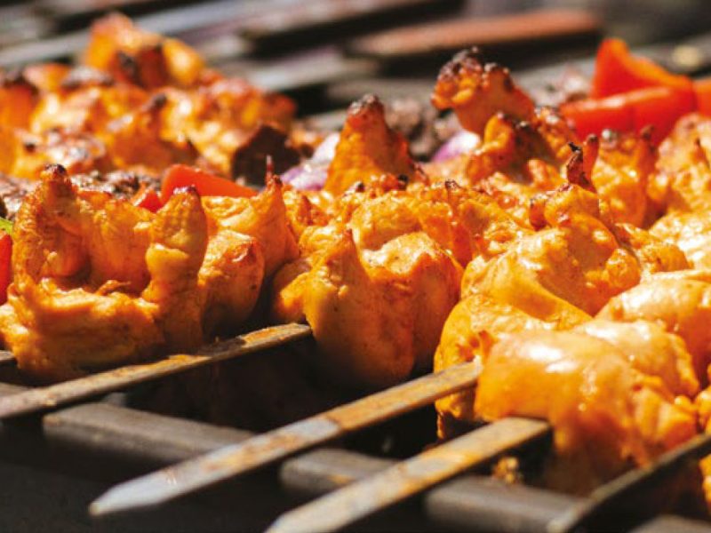 Identidad de marca renovada de BBQ Pinchos Express por UP BRANDS