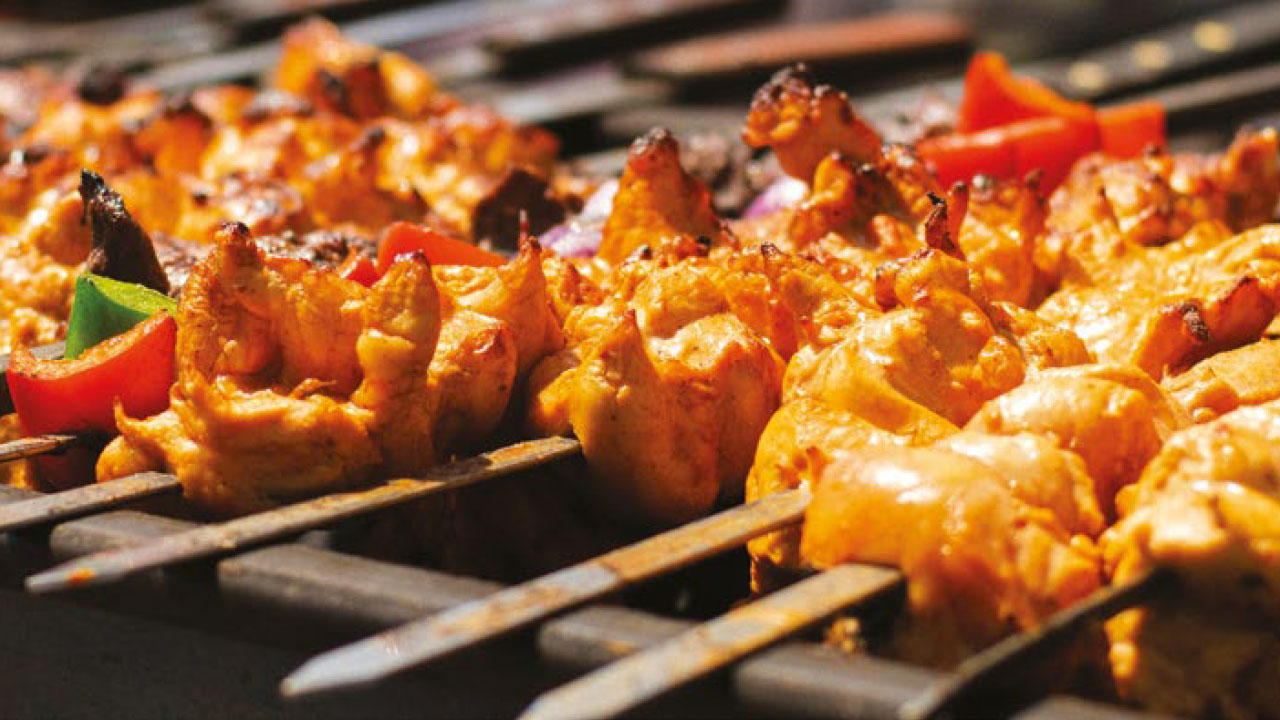 Identidad de marca renovada de BBQ Pinchos Express por UP BRANDS